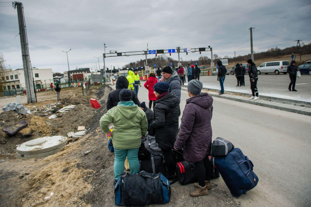 medyka-podkarpackie-poland-25th-feb-2022-people-are-seen-waiting-for-their-relatives-at-the-border-crossing-in-medyka-ukrainian-refugees-at-the-medyka-border-crossing-on-the-second-day-of-the-ru