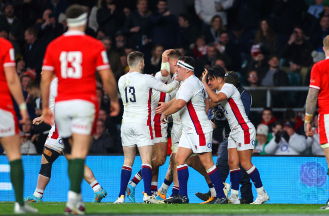 alex-dombrandt-celebrates-scoring-their-first-try-with-teammates