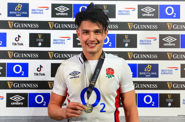 marcus-smith-is-presented-with-the-guinness-six-nations-player-of-the-match-award