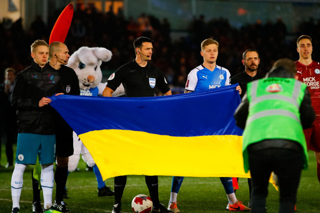 1st-march-2022-weston-homes-stadium-peterborough-cambridgeshire-england-fa-cup-football-peterborough-versus-manchester-city-oleksandr-zinchenko-of-manchester-city-with-a-ukrainian-flag-before
