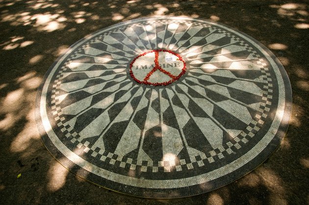 john-lennon-imagine-mosaic-in-strawberry-fields-central-park-new-york-image-shot-082006-exact-date-unknown