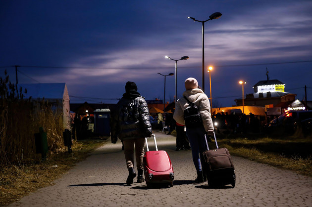 przemysl-poland-01st-mar-2022-women-from-africa-arrive-at-the-polish-border-thousands-of-refugees-from-ukraine-enter-poland-as-the-russian-federation-army-crossed-ukrainian-borders-the-conflict
