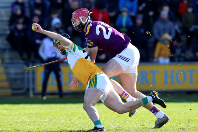 laurie-foley-tackles-david-nally