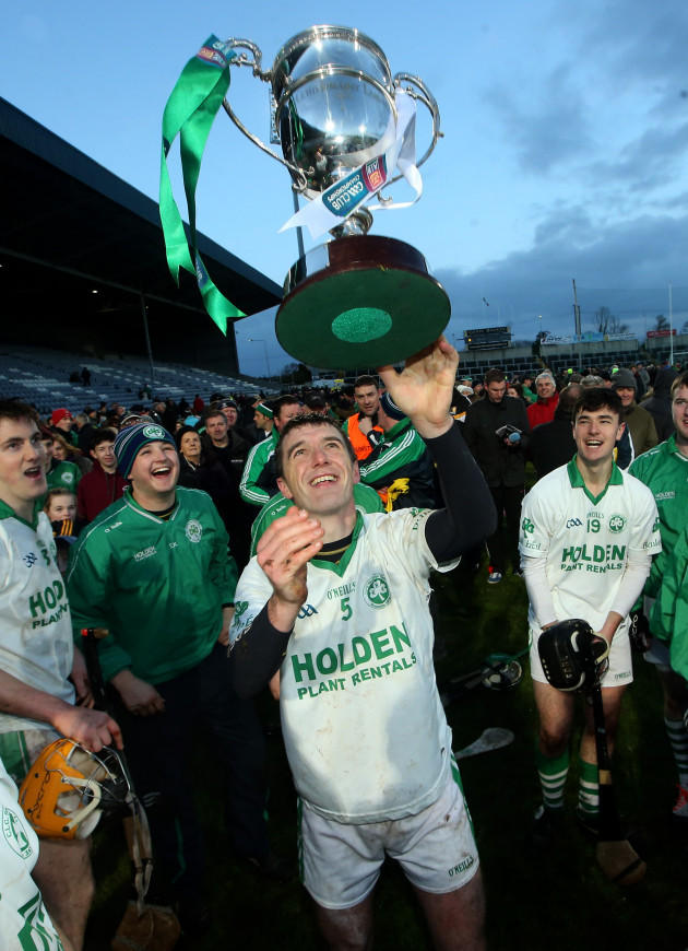 paul-shefflin-celebrates-with-the-trophy-after-the-game