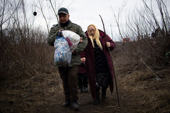 people-evacuate-during-heavy-shelling-irpin