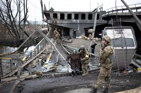 people-evacuate-during-heavy-shelling-irpin