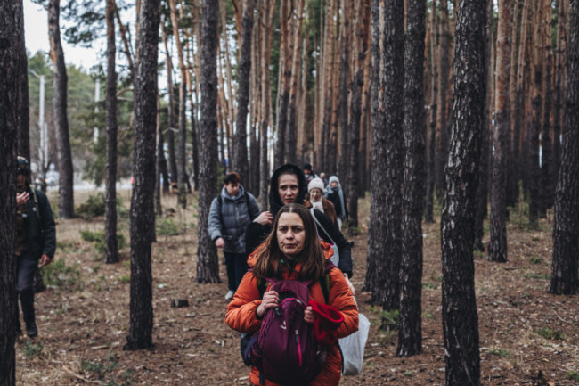 ukraine-irpin-people-leaving-ukraine