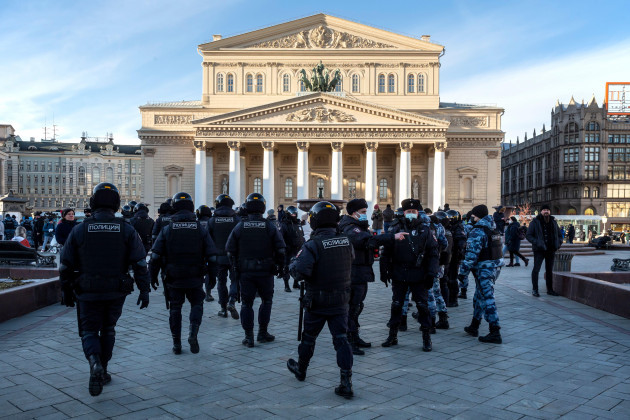 moscow-russia-6th-of-march-2022-riot-police-officers-are-seen-on-a-background-of-bolshoi-theater-during-an-anti-war-protest-rally-against-russias-military-operation-in-ukraine-in-central-moscow