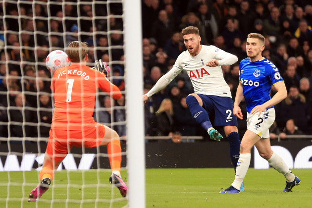 Londres, Reino Unido, 07-Mar-2022-Matt-Doherty-desde-Tottenham-Hotspur-C-hace-un-tiro-en-la-meta-que fue bloqueada-de-Jordan-Beckford-meta-desde-Everton -L- Premier League-partido-Tottenham Hotspur Quinta-Everton