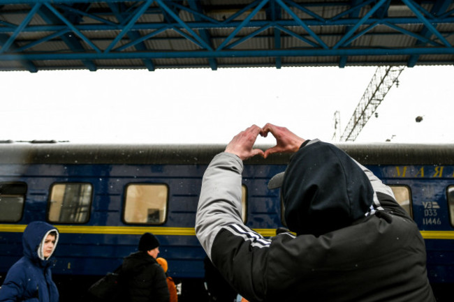 zaporizhzhia-citizens-evacuate-from-city