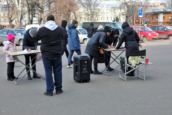 odesa-ukraine-march-08-2022-odesa-residents-leave-their-signatures-under-an-appeal-to-nato-to-close-the-airspace-over-ukraine-odesa-southern-ukraine-photo-by-nina-lyashonokukrinformabacapr