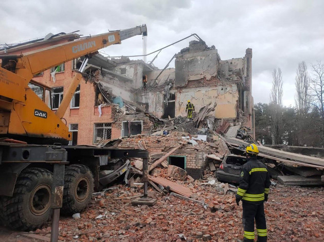 chernihiv-ukraine-07th-mar-2022-rescuers-dismantle-rubble-from-a-destroyed-school-after-russian-troops-shelled-the-city-of-chernihiv-ukraine-on-monday-march-7-2022-dozens-of-civilians-are-bein