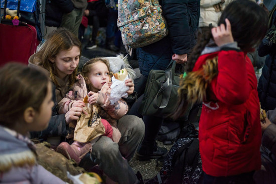 warsaw-poland-08th-mar-2022-a-woman-is-feeding-her-baby-at-the-central-train-station-in-warsaw-thousands-of-ukrainian-refugees-occupy-the-central-train-station-dworzec-centralny-in-warsaw-asyl