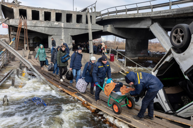 irpin-ukraine-mar-09-2022-war-in-ukraine-thousands-of-residents-of-irpin-have-to-abandon-their-homes-and-evacuate-as-russian-troops-are-bombing-a-peaceful-city-war-refugees-in-ukraine