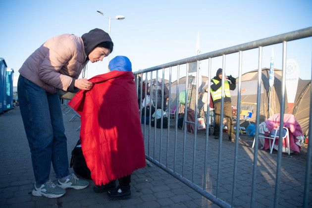 medyka-poland-11th-mar-2022-elena-ties-her-son-danilo-in-a-blanket-shortly-after-crossing-the-border-both-of-them-fled-from-dnieper-russian-troops-invaded-ukraine-on-february-24-credit-sebasti