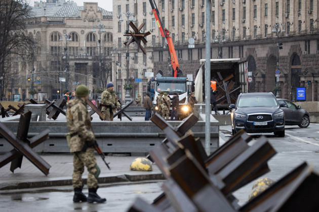 barricades-are-set-up-in-central-city-kyiv
