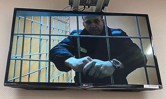 vladimir-region-russia-17th-jan-2022-russian-opposition-activist-alexei-navalny-is-seen-on-the-screen-during-a-hearing-at-the-petushki-district-court-the-court-considers-navalnys-motion-to-cance