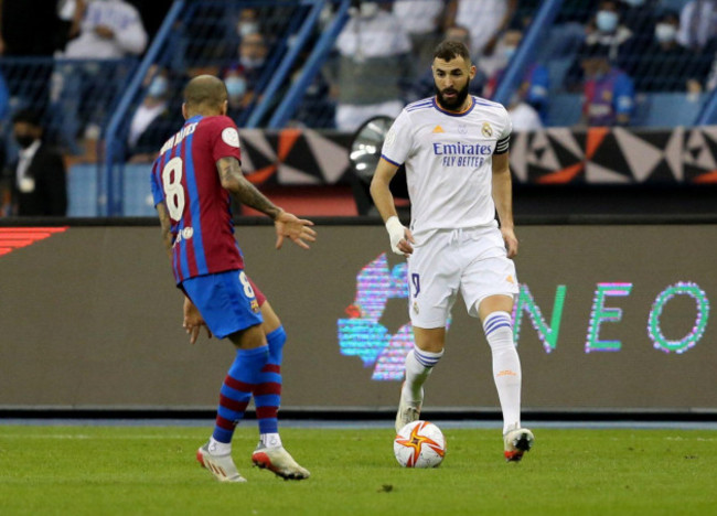 soccer-football-spanish-super-cup-semi-final-real-madrid-v-fc-barcelona-king-fahd-international-stadium-riyadh-saudia-arabia-january-12-2022-real-madrids-karim-benzema-in-action-with-fc