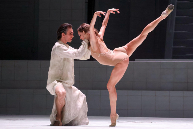 moscow-russia-30th-nov-2021-principal-dancer-artemy-belyakov-as-woland-l-and-principal-dancer-olga-smirnova-as-margarita-perform-during-the-final-dress-rehearsal-of-the-ballet-adaptation-of-bulg