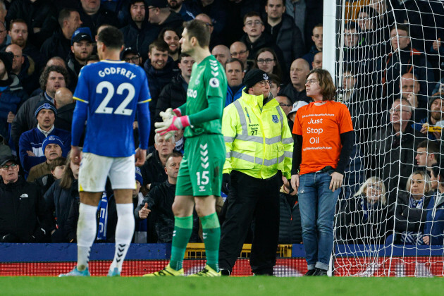 El manifestante se ató al marco de la portería durante el-partido-de-la-Premier-League-en-Goodison-Park-Liverpool-foto-fecha-jueves-marzo-17-2022