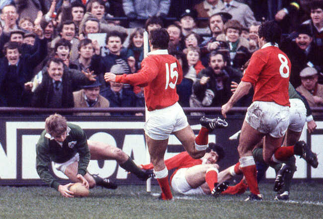 trevor-ringland-scores-against-a-try