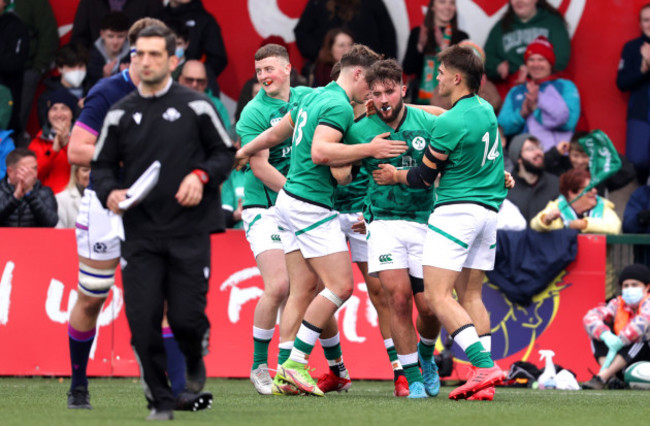 ben-carson-celebrates-scoring-their-fifth-try-with-teammates