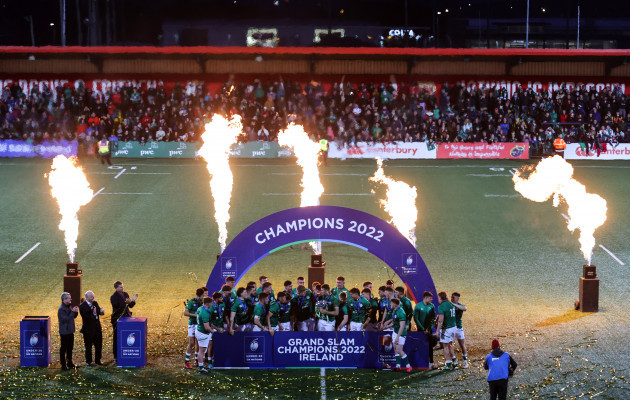 Ирландия празднует победу в чемпионате U-20 для шести стран