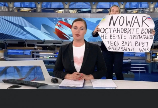 journalist-crashes-russian-live-news-show-with-anti-war-poster