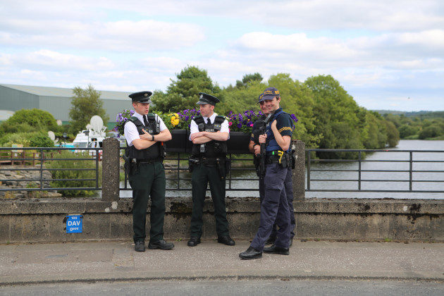 les-policiers-britanniques-sympathisent-avec-leurs-homologues-irlandais-garda-sur-le-pont-de-belleek-qui-marque-la-frontiere-entre-les-deux-irland