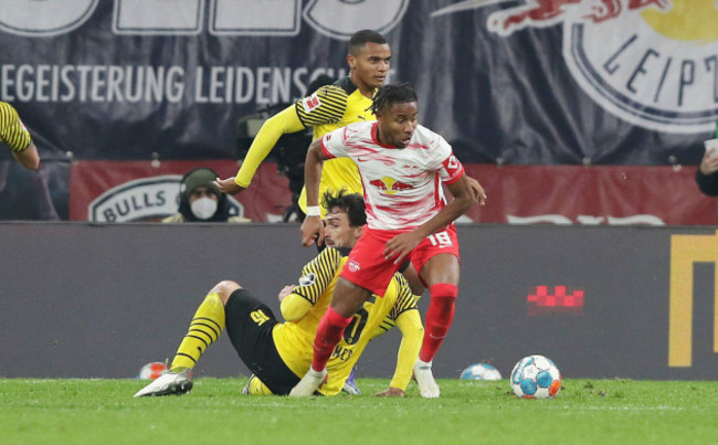 firo-1st-bundesliga-20212022-football-fuvuball-06-11-2021-rbl-rb-leipzig-bvb-borussia-dortmund-2-1-rb-christopher-nkunku-trick-dribbles-off-dribbling-bvb-mats-hummels-duels-duel