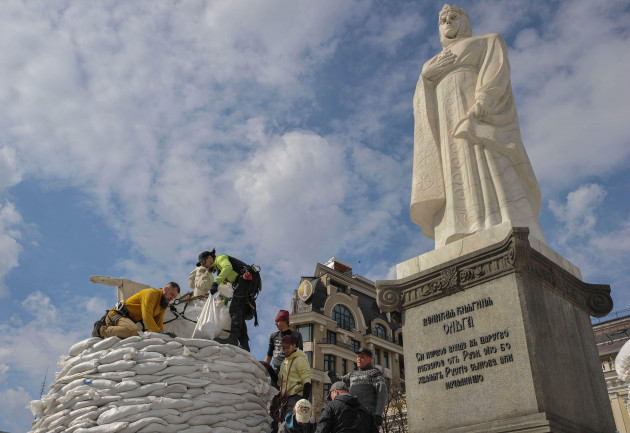 kyiv-ukraine-29th-mar-2022-ukrainian-volunteers-seen-piling-sandbags-to-protect-the-monument-to-princess-olga-the-holy-apostle-andrew-the-first-called-and-enlighteners-cyril-and-methodius-from-mi