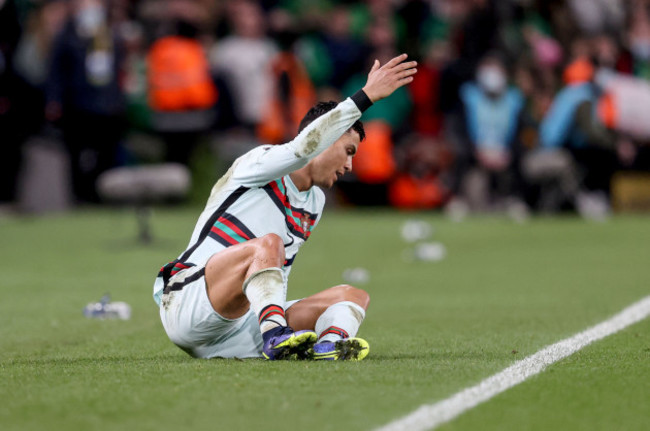 cristiano-ronaldo-reacts-after-a-tackle-from-seamus-coleman