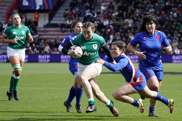 eve-higgins-breaks-through-for-a-try