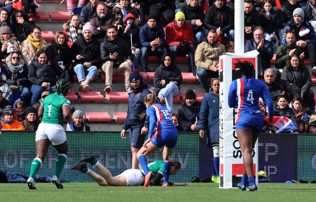 eve-higgins-scores-a-try