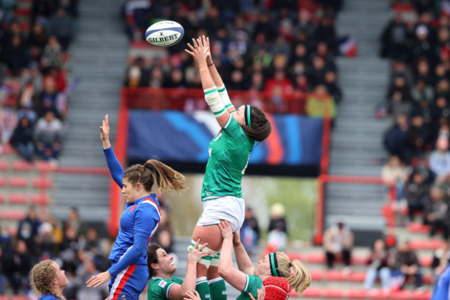 nichola-fryday-wins-a-line-out-ball