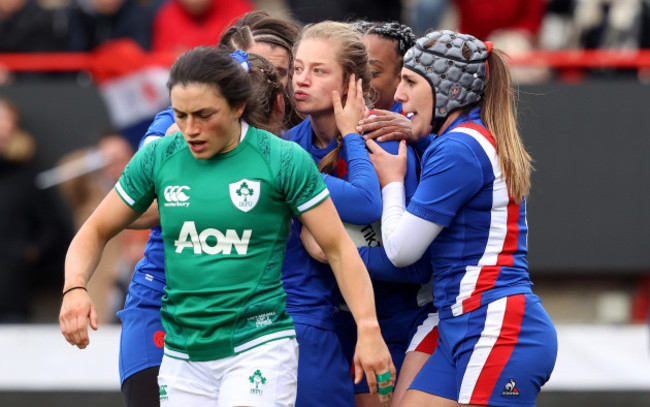 emilie-boulard-celebrates-scoring-a-try-with-teammates