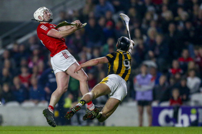 patrick-horgan-shoots-under-pressure-from-cillian-buckley