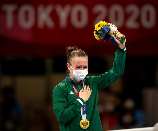 kellie-harrington-celebrates-with-her-gold-medal