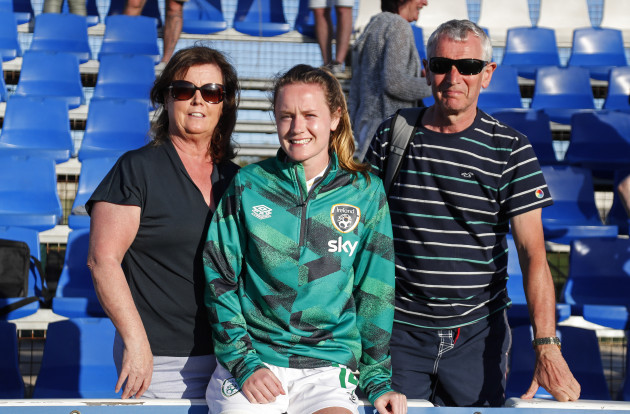 heather-payne-with-family-after-the-game