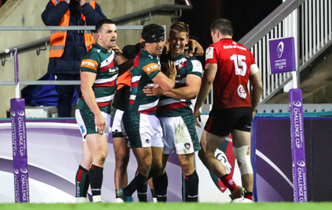 guy-porter-celebrates-scoring-a-try-with-teammates