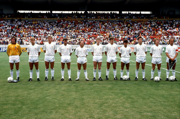 northern-ireland-team-line-up-back-row-l-r-pat-jennings-colin-clarke-alan-mcdonald-mal-donaghy-david-mccreery-nigel-worthington-john-oneill-steve-penney-norman-whiteside-jimmy-nicholl-s