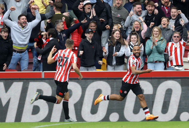london-uk-10th-apr-2022-bryan-mbeumo-of-brentford-r-celebrates-scoring-the-opening-goal-of-the-match-during-the-premier-league-match-at-brentford-community-stadium-london-picture-credit-should