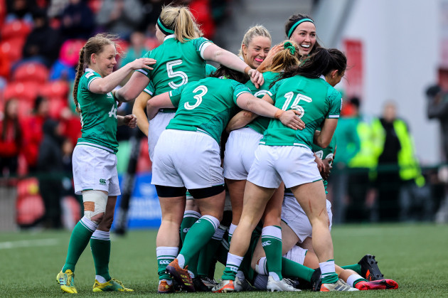 eve-higgins-celebrates-after-scoring-a-try-with-her-teammates