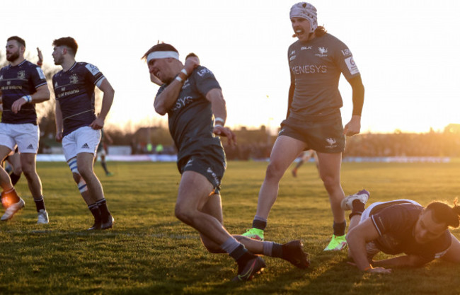 john-porch-celebrates-scoring-their-first-try