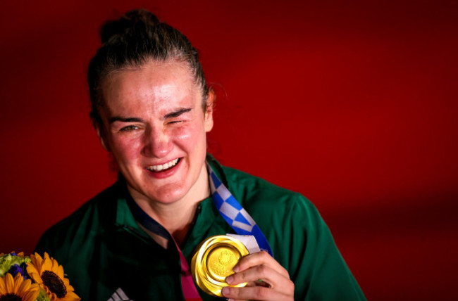 kellie-harrington-celebrates-with-her-gold-medal