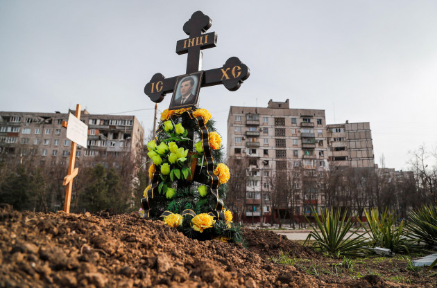 Des tombes-de-civils-ont été tuées-pendant-le-conflit-Ukraine-Russie-vu-à-côté-de-bâtiments-résidentiels-dans-la-ville-portuaire-du-sud-Mariopol-Ukraine-10-avril-2022-Reuters