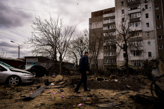 april-19-2022-mykolaiv-mykolaivs-oblast-ukraine-man-walking-among-debris-from-a-missile-launched-in-a-residential-neighborhood-in-mykolaiv-in-ukraine-on-april-19-2022-credit-image-vin