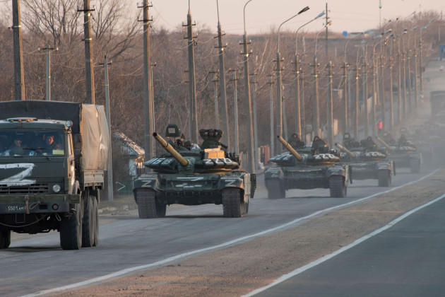 mariupol-ukraine-23rd-mar-2022-a-column-of-tanks-marked-with-the-z-symbol-stretches-into-the-distance-as-they-proceed-northwards-along-the-mariupol-donetsk-highway-the-battle-between-russianpro