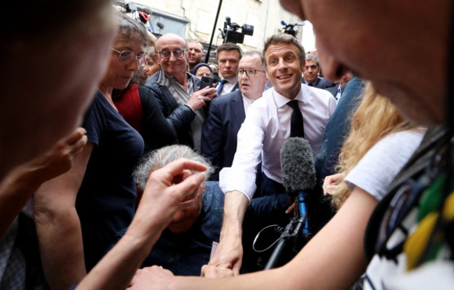 le-president-de-la-republique-francaise-et-candidat-du-parti-centriste-la-republique-en-marche-lrem-a-la-reelection-emmanuel-macron-en-deambulation-dans-la-ville-de-figeac-dans-le-lot-france-le