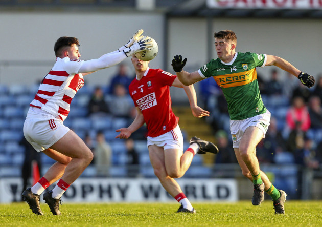callum-dungan-gets-to-the-ball-ahead-of-kevin-goulding